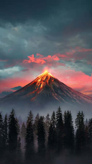 黃昏時分火山噴發，熾熱的山頂聳立於霧氣瀰漫的松樹林之上