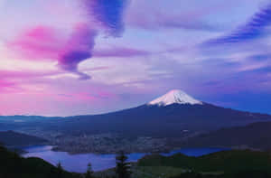 暮色中的富士山，粉紫色天空，下方湖泊 — 日本 壁紙