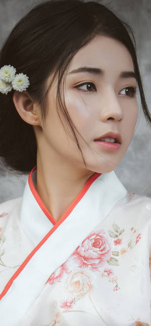 身穿花卉和服、頭髮上戴著白色花朵的女性