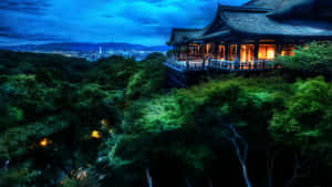 山丘上的寺廟俯瞰暮色中燈火通明的城市 — 日本 壁紙
