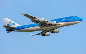 荷蘭皇家航空波音747在清澈藍天中飛行