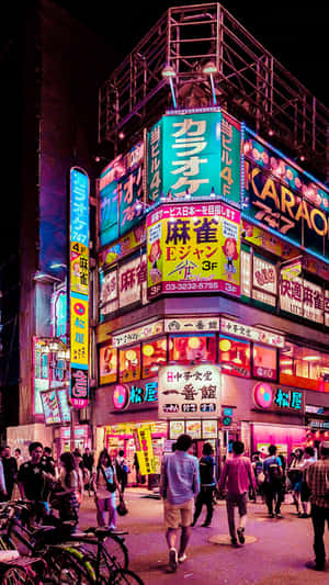 夜晚的東京街角，帶有發光的霓虹燈和行人。
