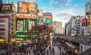 黃昏時分，東京擁擠的街道，閃爍的霓虹燈和高樓大廈。
