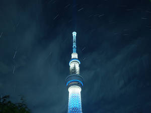 夜晚點亮的東京晴空塔，天空中有星軌。