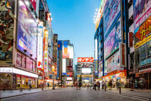 黃昏時分熙攘的東京街頭，發光的動畫廣告牌和行人。
