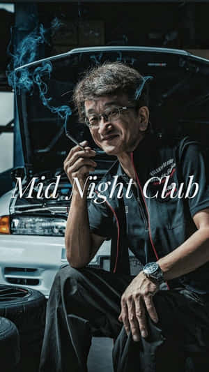 男人在車庫裡打開引擎蓋的汽車前抽煙 — 肖像 壁紙