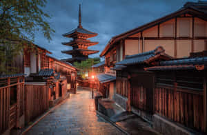 傳統日本小巷，黃昏時分，遠處有寶塔。 — 日本 壁紙