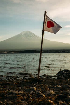 日本國旗在湖岸，背景是夕陽下的富士山 — Huawei MatePad Pro Max 壁紙