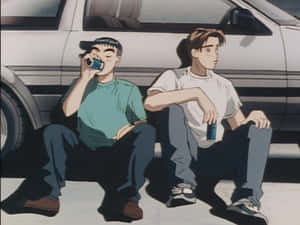 兩個動漫男孩在陽光燦爛的日子裡坐在車旁從罐子裡喝飲料。