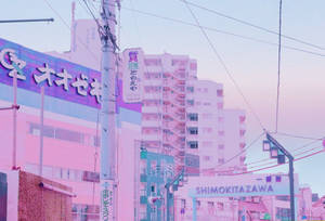 粉紅和紫色調的城市街道，帶有日本標誌和公寓大樓，在暮色中。