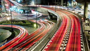 夜間高速公路，帶有紅色、白色和藍色車燈的條紋。