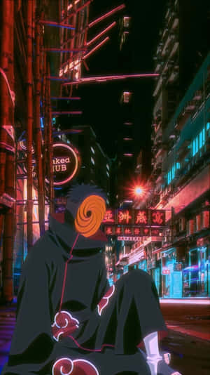 戴面具的動漫角色，身穿帶有紅色雲紋的黑色斗篷，夜晚站在霓虹燈照亮的都市小巷中。