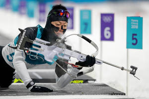 冬季兩項運動員在2018年平昌冬奧會上瞄準目標。 — 冬天 壁紙