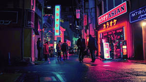 夜晚霓虹燈下的東京街道，有行人和發光的招牌。 — 藝術 壁紙