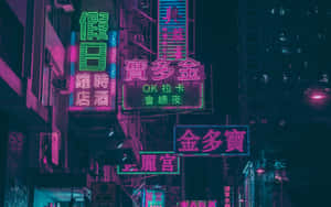 霓虹燈在黑暗的城市小巷中發出粉紅色和綠色的光芒。 — 黑暗日系 壁紙