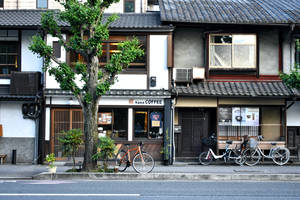 傳統日本建築，在寧靜的街道上有咖啡店和停放的單車。