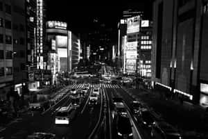 繁忙的城市街道夜景，有發光的招牌和行駛中的車輛。