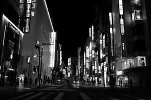 夜晚東京一條充滿活力的街道，有發光的霓虹燈招牌和行人。