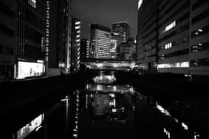 運河倒映摩天大樓和橋樑的夜景