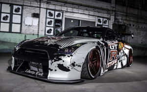 自訂黑白色JDM日產GT-R，紅色輪圈，在混凝土車庫中。