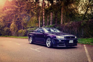 深紫色跑車停在森林道路上的日落時分。 — 日產 Skyline GTR R33 壁紙