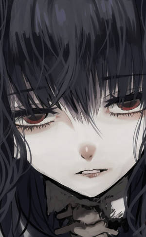 深色頭髮和紅色眼睛的動漫女孩，專注地向前看。