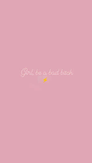 粉紅色背景，白色草書寫著「Girl, be a bad bitch」，並有一個黃色閃電。 — 主畫面 壁紙