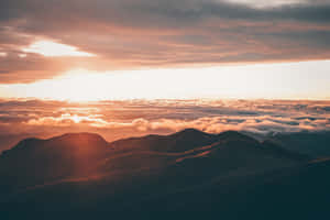日落時分的山脊，雲海之上徒步者的剪影。 — 雲朵 壁紙