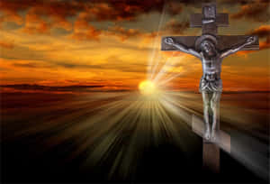 以戲劇性日落天空為背景，耶穌被釘在十字架上的 crucifixion 場景。