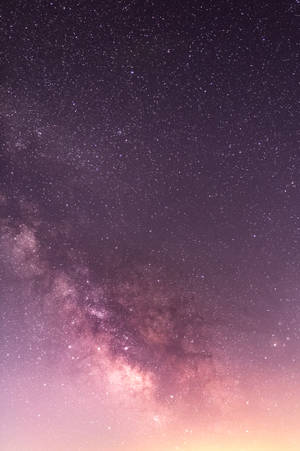 廣闊的星空，帶有粉紅色和紫色色調以及銀河系