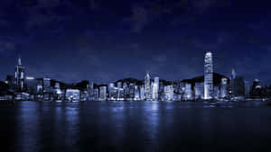 香港夜景，燈火通明的建築物倒映在水中。 — 天際線 壁紙
