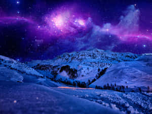 白雪覆蓋的山脈在發光的紫色星雲和星空下。