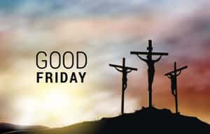 日落時分山丘上的三個十字架與 Good Friday 文字。 — 耶穌受難日 壁紙