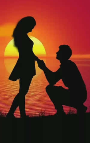 男人跪地向女人求婚，日落時分在水邊。
