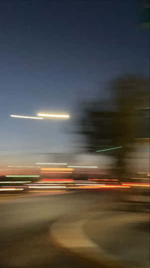 夜晚街道，有來往車輛造成的模糊動態燈光。