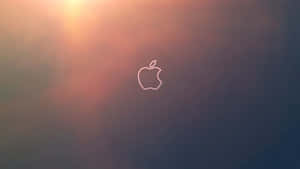 Apple標誌在日落漸變背景上發光。