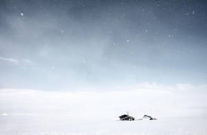 雪地裏兩間細小嘅小屋，喺星光燦爛嘅夜空下。