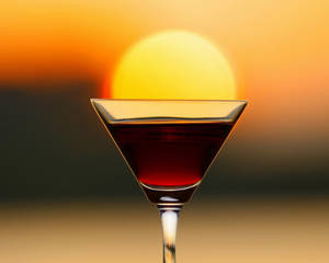 夕陽背景下的紅色飲料馬提尼杯 — 日落 壁紙