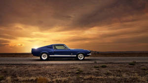 經典藍色 Shelby Mustang 在日落時分停在沙漠公路上。