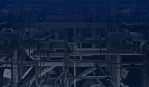 光線昏暗的工廠環境中的工業管道和機械。