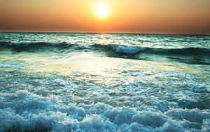 金色天空下，夕陽中帶有白色泡沫的海浪