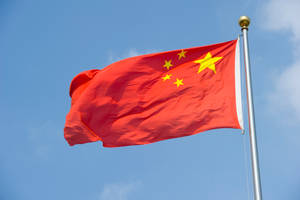 中國國旗在藍天下隨風飄揚。 — 中國 壁紙