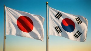 日本和南韓國旗在日落時分隨風一起飄揚。