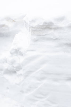 蓬鬆白色積雪的近距離特寫，帶有柔和脊線和輕柔陰影。 — 圖案 壁紙