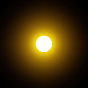 一顆明亮的太陽在深色漸變背景下散發出黃色光芒。