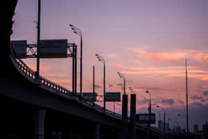 黃昏時剪影的高速公路橋與色彩繽紛的天空
