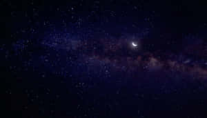 星空夜空中銀河上方的新月 — 星星 壁紙