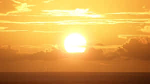 海洋上的夕陽與金色雲彩