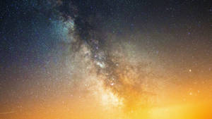 銀河系在暮色天空中閃耀，伴隨著星星和宇宙塵埃。