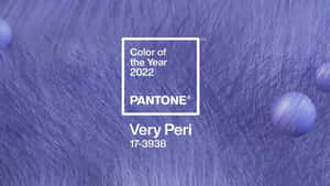 Pantone 的 Very Peri 色票，在紫色紋理背景上帶有浮動球體。